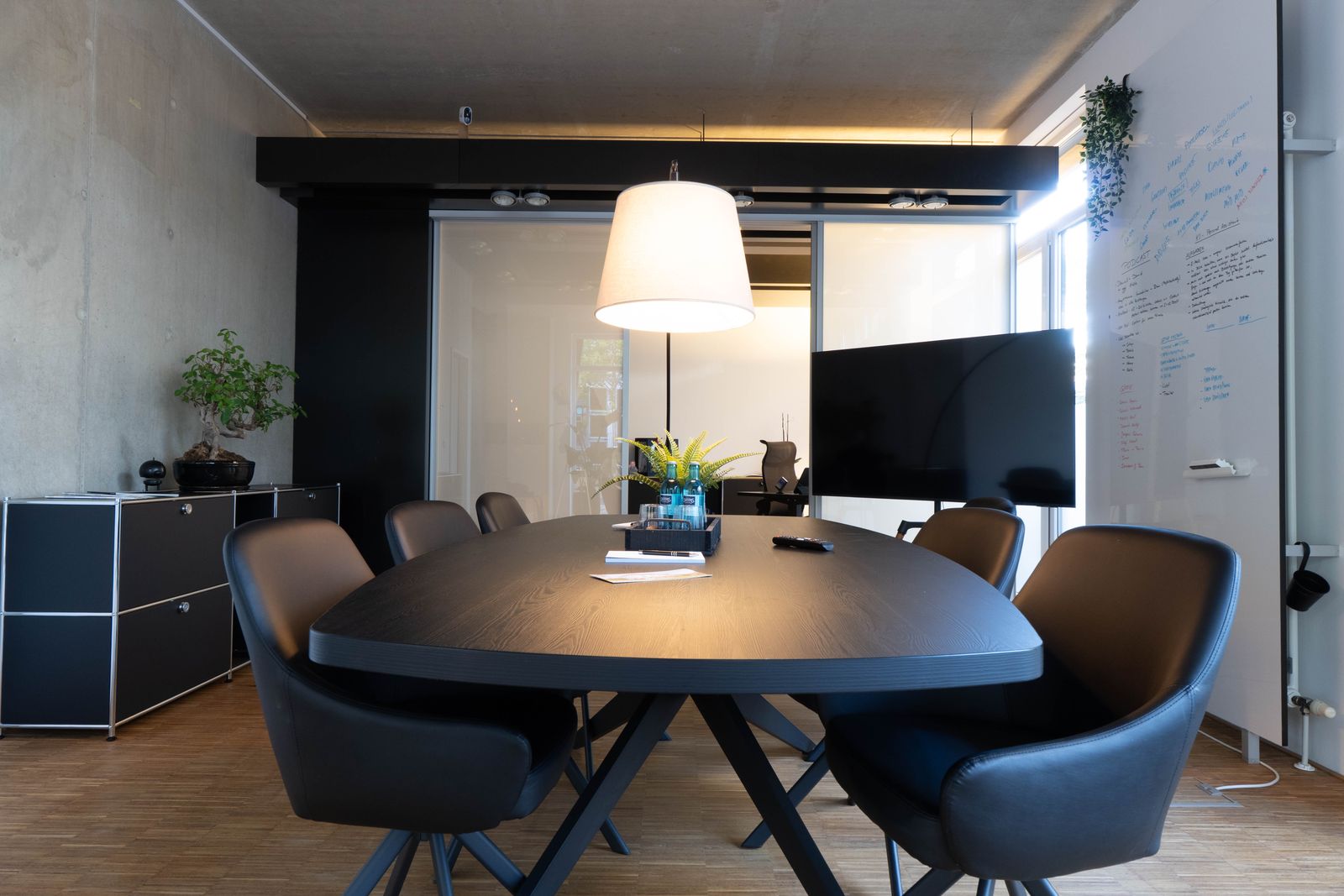 Besprechungstisch im Bremer Showroom