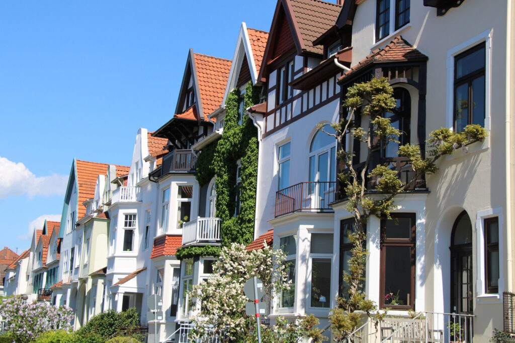 Hausfassaden bei blauem Himmel