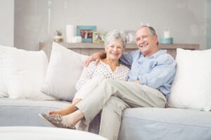 Seniorenpaar auf Couch